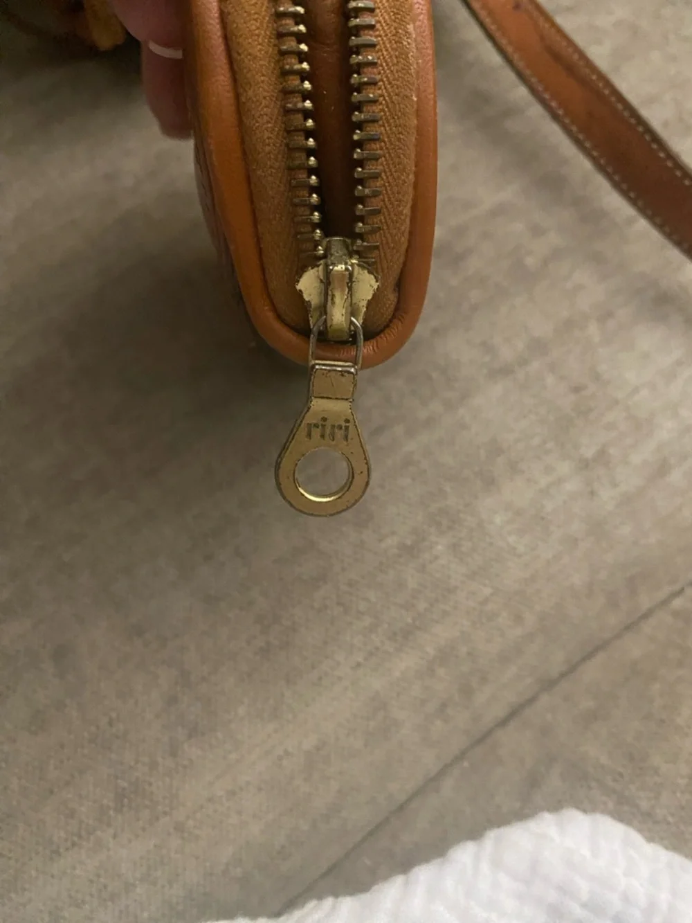 Vintage Dooney & Bourke Tan Leather Coin Pouch - Picture 8 of 12